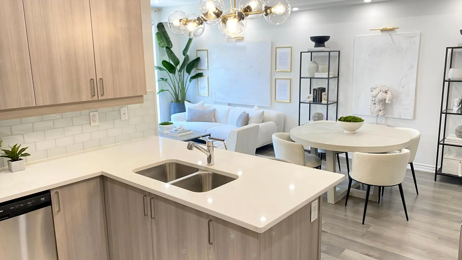 Modern And Bright Luxury Home Centrally Located In Toronto'S Gta