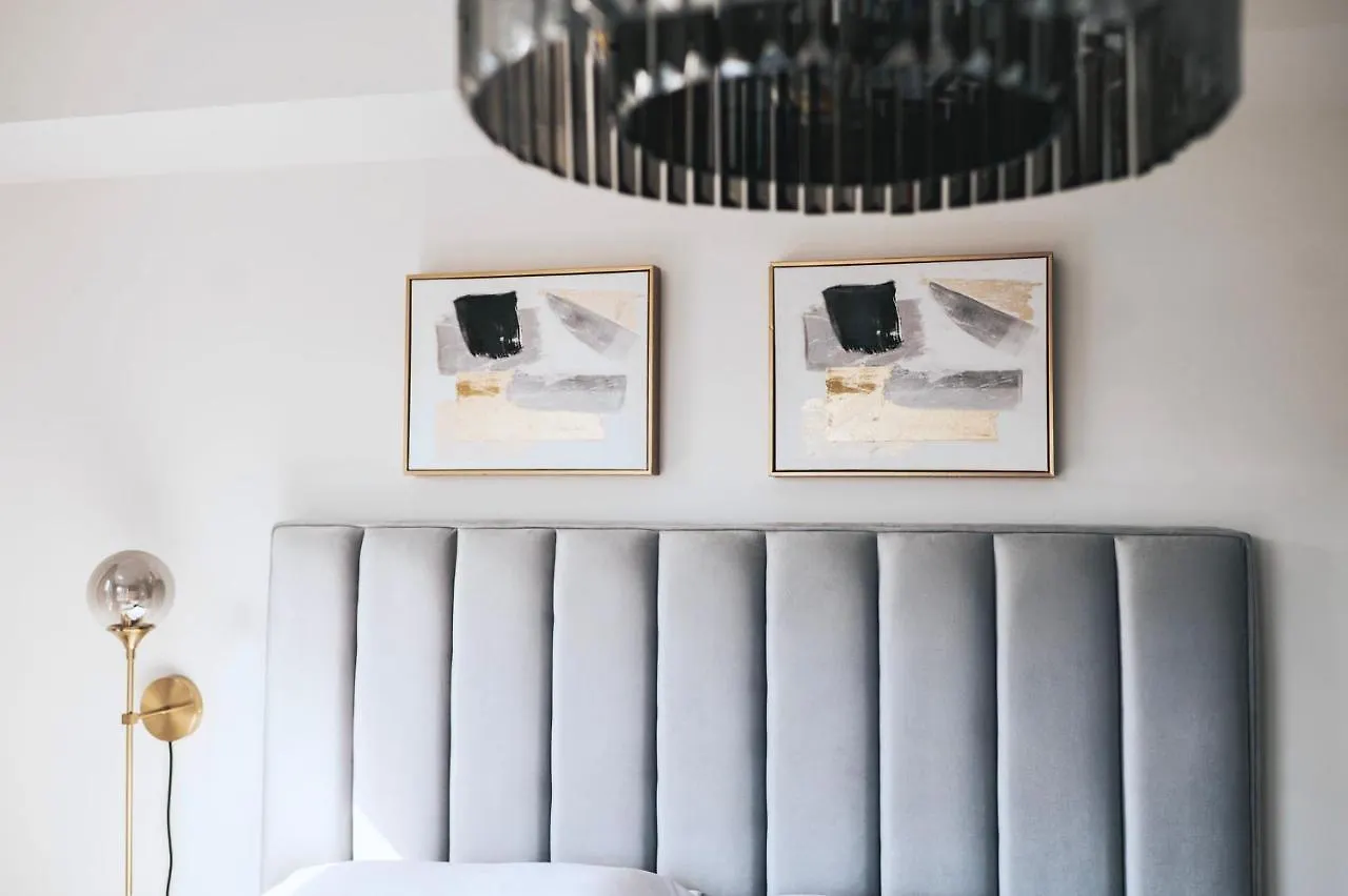 Modern And Bright Luxury Home Centrally Located In Toronto'S Gta