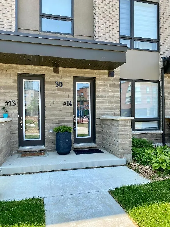 Modern And Bright Luxury Home Centrally Located In Toronto'S Gta